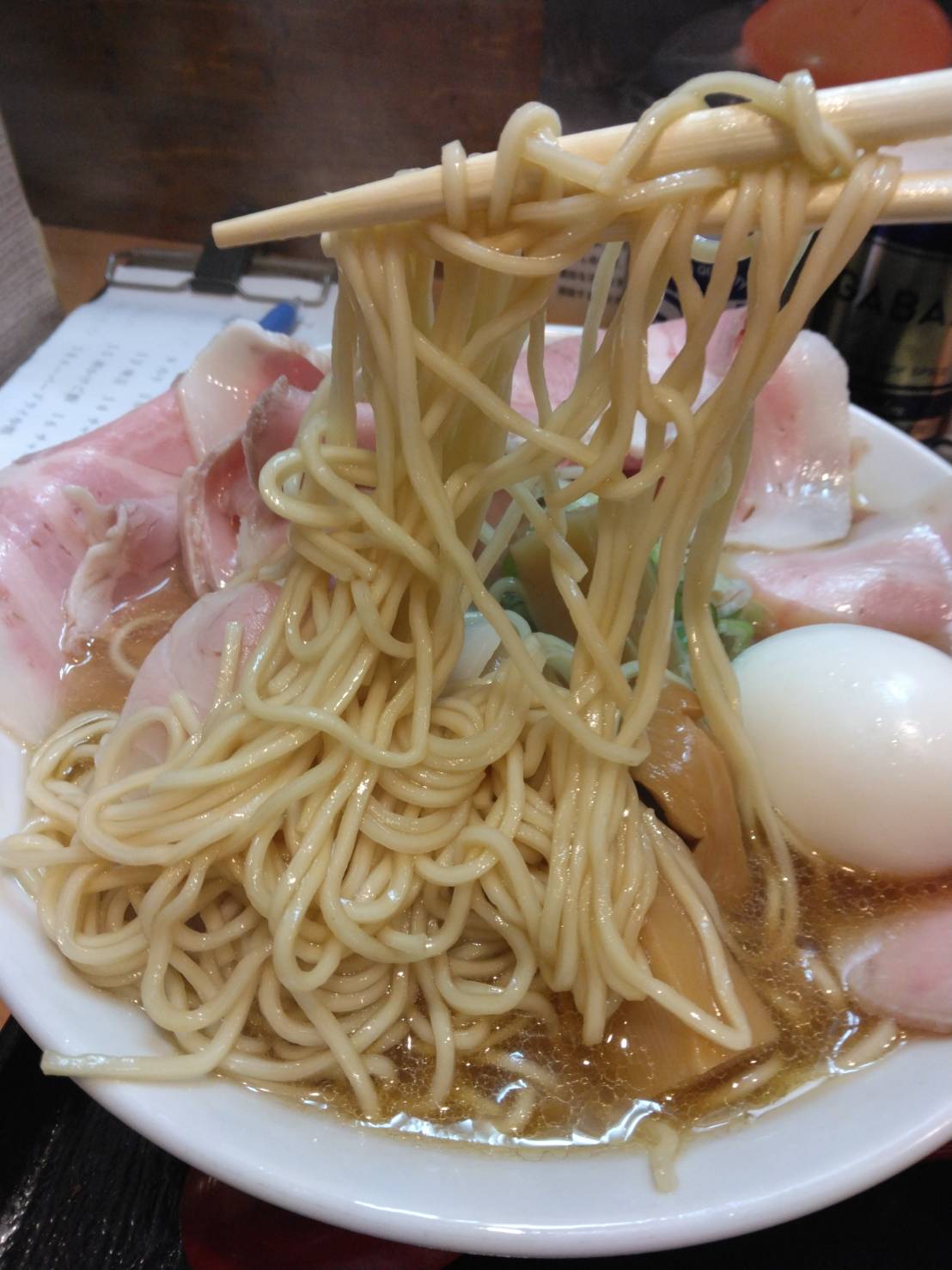 江東区亀戸、亀戸拉麺さん：特製 (醤油)・スープと麺