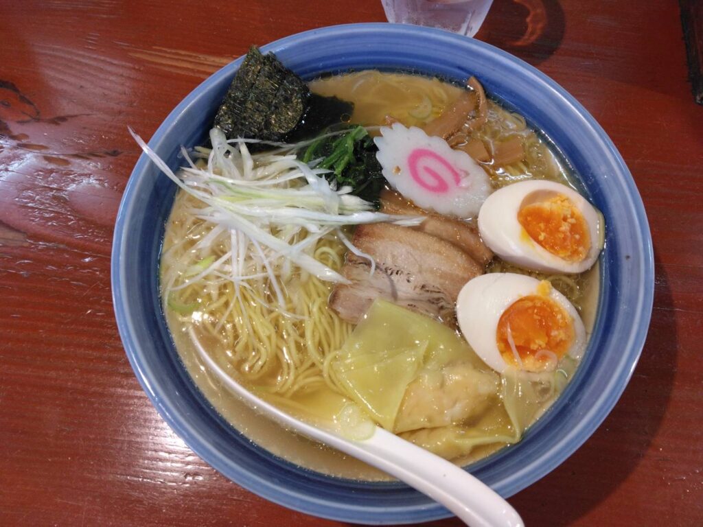 渋谷区恵比寿、函館ラーメン しお貫さん：特製塩らーめん(大盛)・真上から