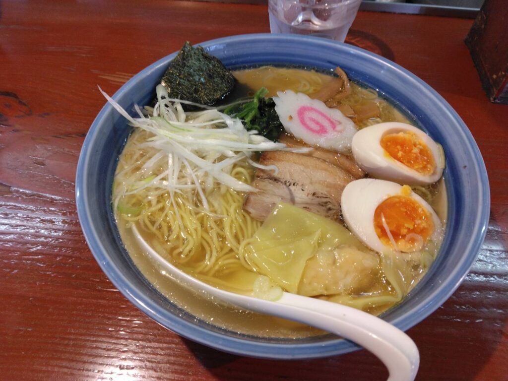 渋谷区恵比寿、函館ラーメン しお貫さん：特製塩らーめん(大盛)・斜め上から