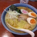 渋谷区恵比寿、函館ラーメン しお貫さん：特製塩らーめん(大盛)・斜め上から