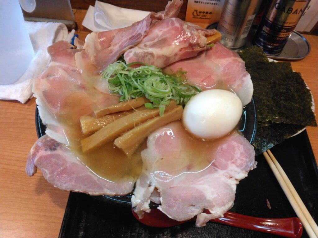 江東区亀戸、亀戸拉麺さん：特製拉麺 (塩)・上のチャーシューをめくった後