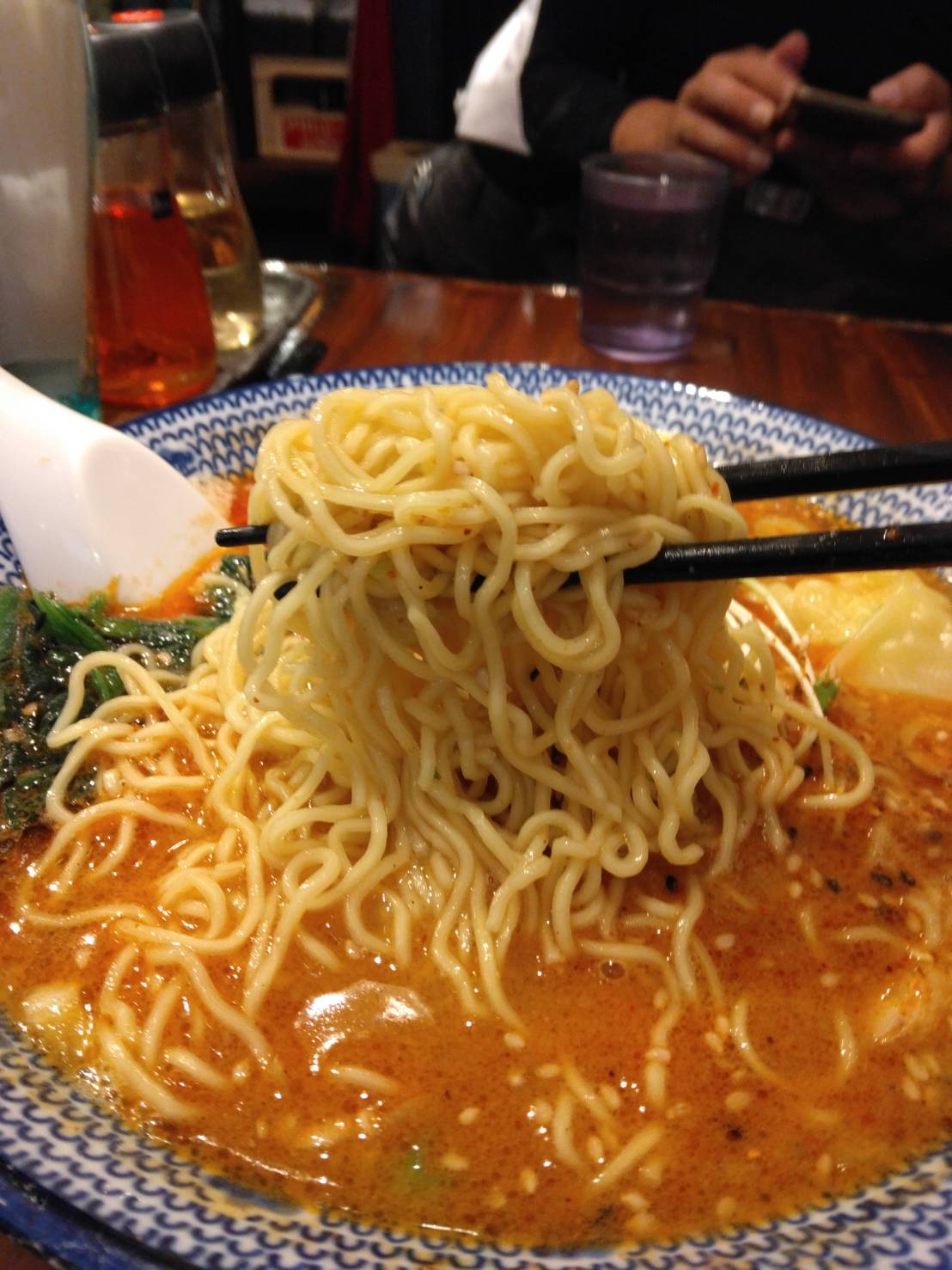 江東区東陽、東京 JOEさん：ワンタンタンタン麺・スープと麺