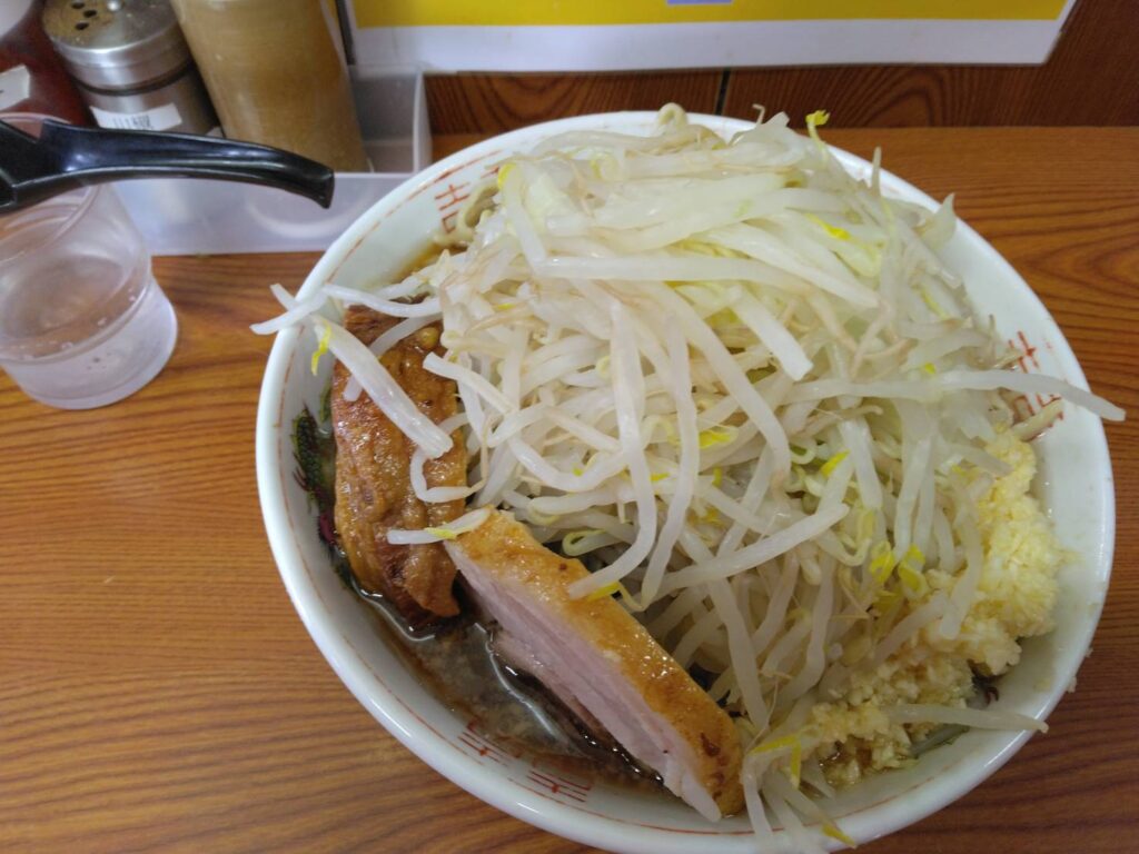 江東区亀戸、ラーメン二郎 亀戸店さん：小ラーメン硬め (野菜増し､ニンニク増し)・真上から