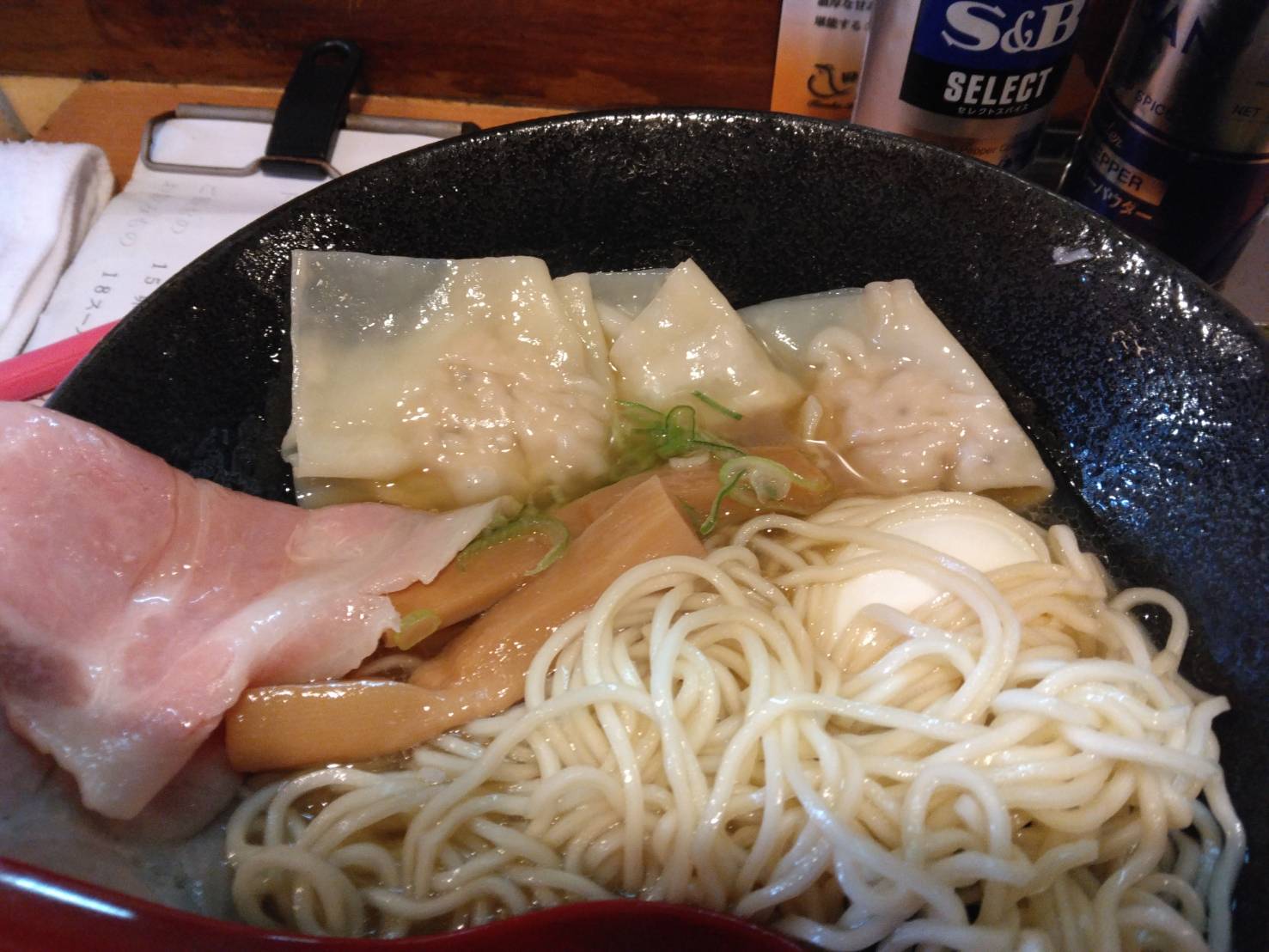 江東区亀戸、亀戸拉麺さん：特製塩(細麺チョイス)・中に入ってるワンタン