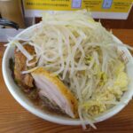 江東区亀戸、ラーメン二郎 亀戸店さん：小ラーメン硬め (野菜増し､ニンニク増し)・斜め上から