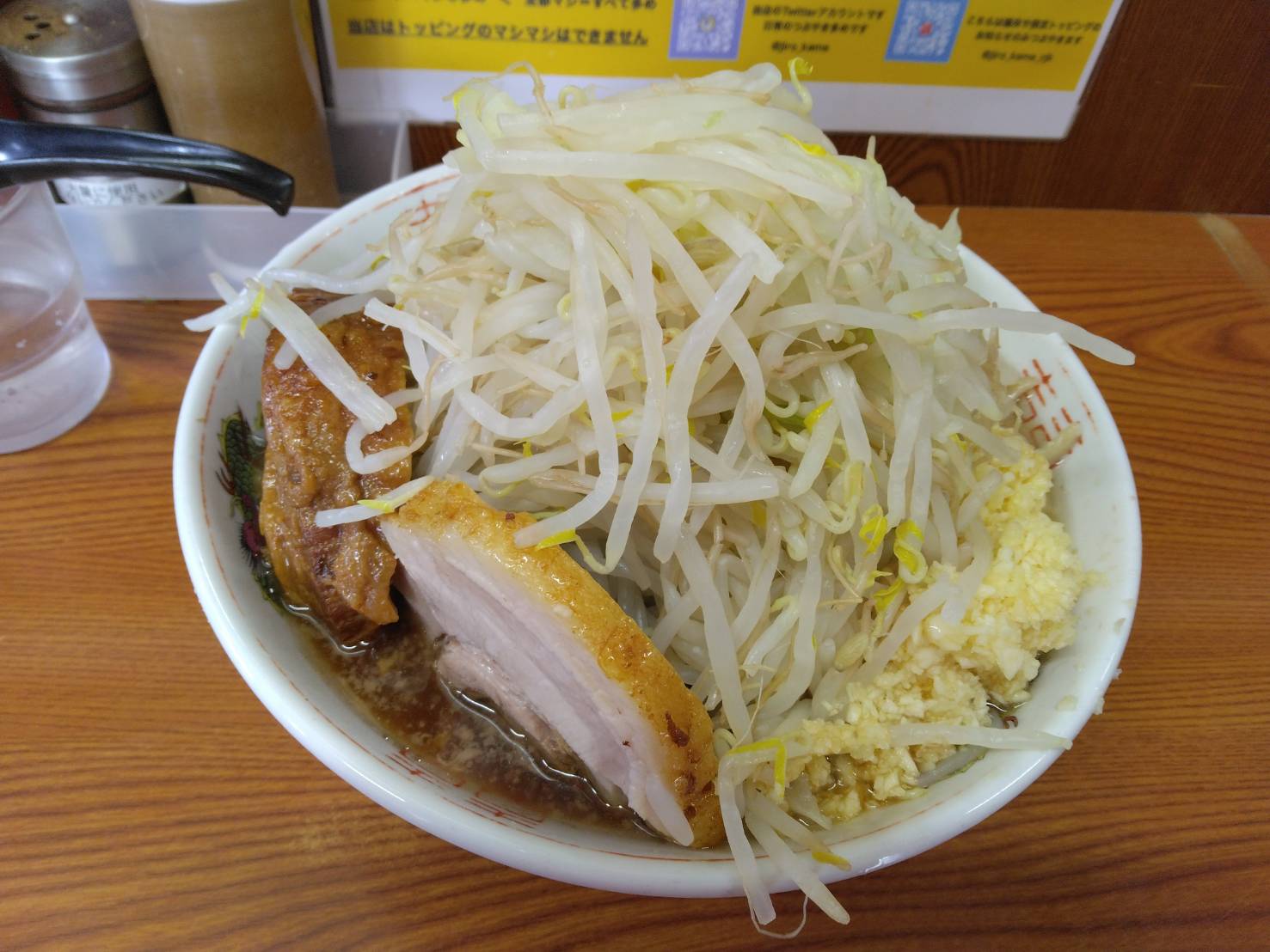 江東区亀戸、ラーメン二郎 亀戸店さん：小ラーメン硬め (野菜増し､ニンニク増し)・斜め上から