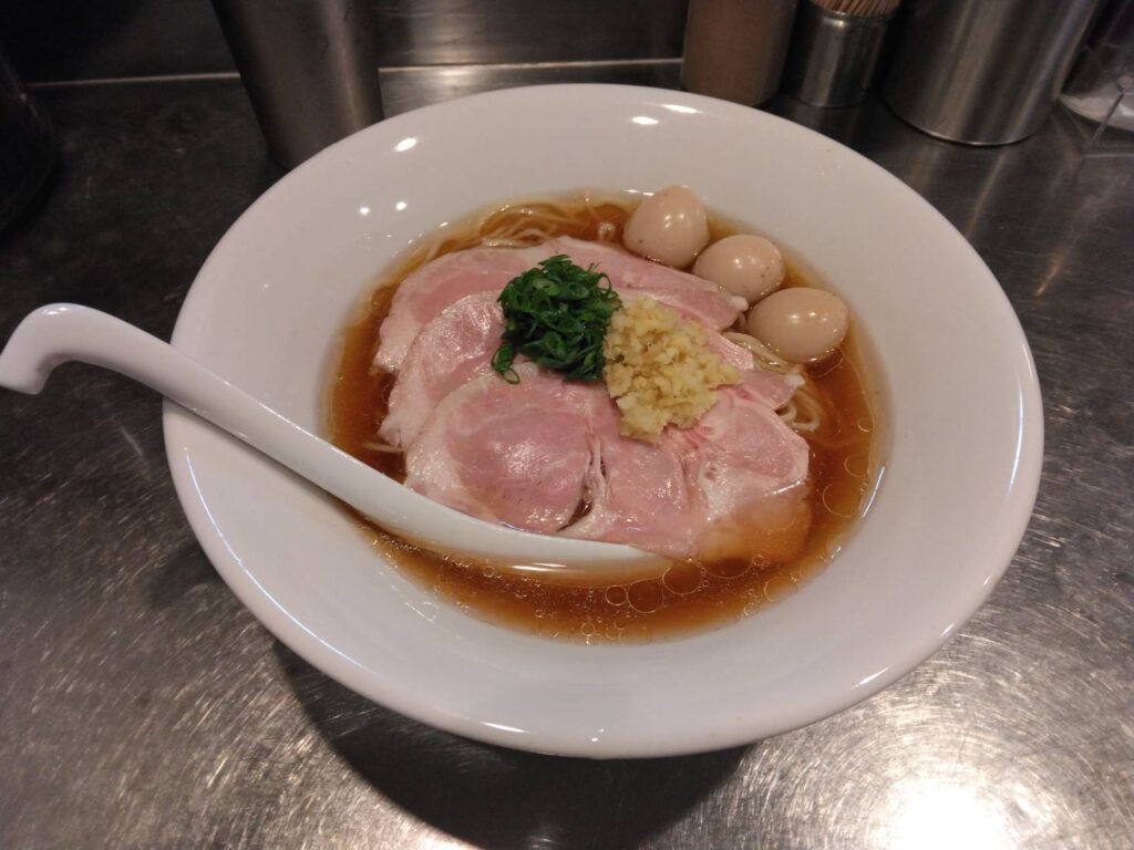 台東区東上野、さんじさん：限定１冷し生姜醤油煮干蕎麦・斜め上から