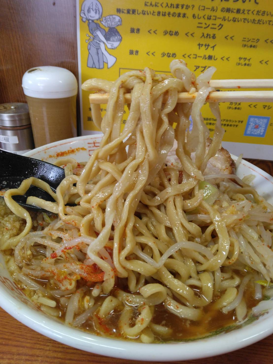 江東区亀戸、ラーメン二郎 亀戸店さん：小ラーメン硬め (野菜増し､ニンニク増し)・スープと麺